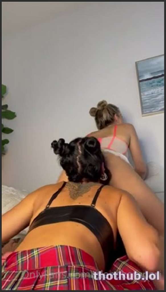 Elena Kamperi Jacky Lawless mit dicken Faketitten in engen Arsch gefickt